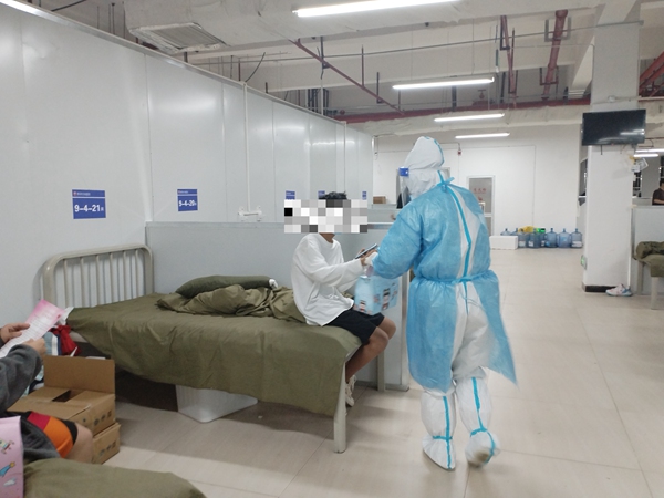 “暖心礼包”由医护人员送至患者手上。图片由贵阳市方舱医院医护人员提供