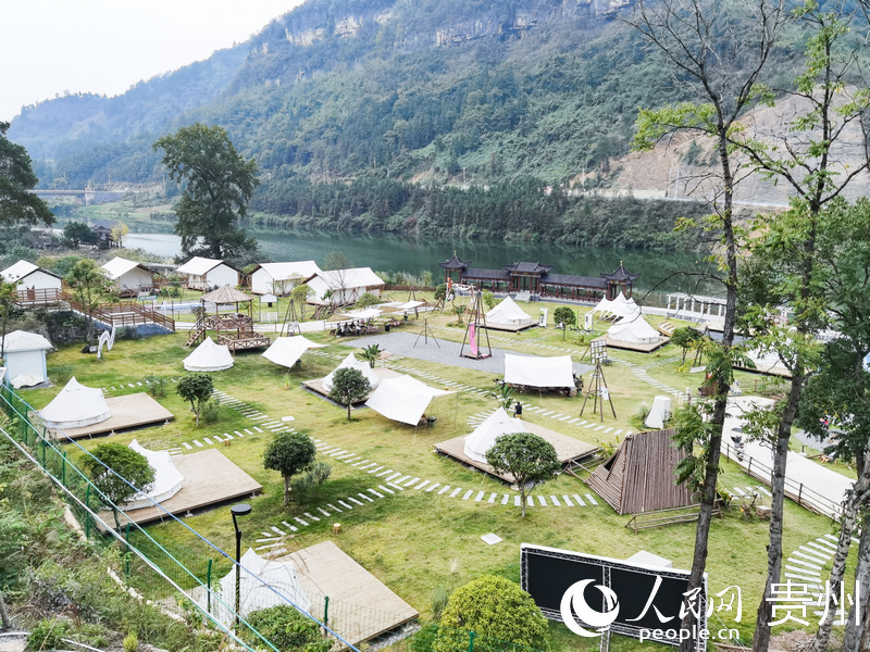 俯瞰九龙村星空露营基地。人民网 王秀芳摄
