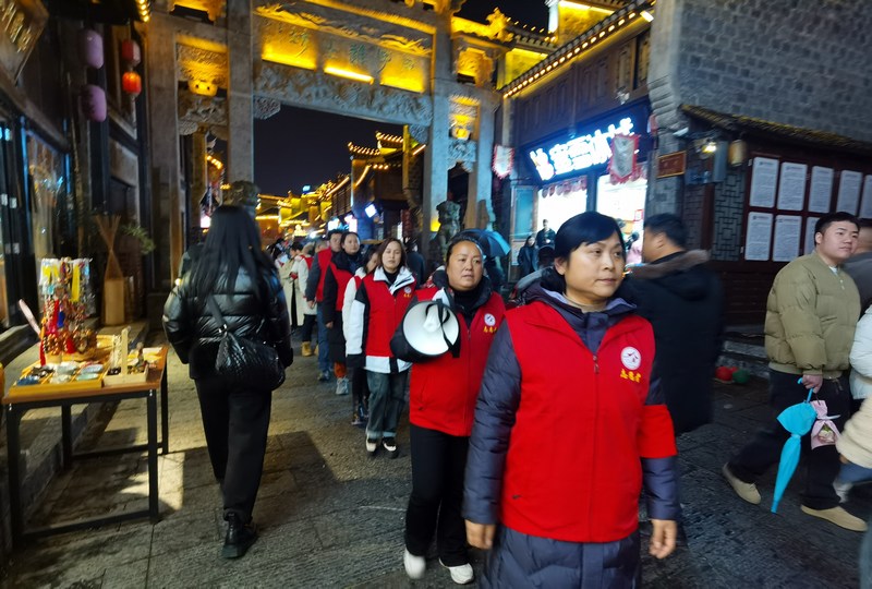 社区干部夜间巡查.jpg