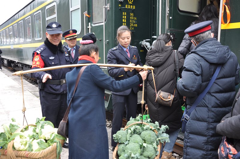列车员帮着村民一同挑货上车。杨道军 摄