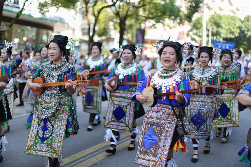 7月21日，贵州省丹寨县身着传统盛装服饰的群众，在展演国家级非遗项目侗族琵琶歌。