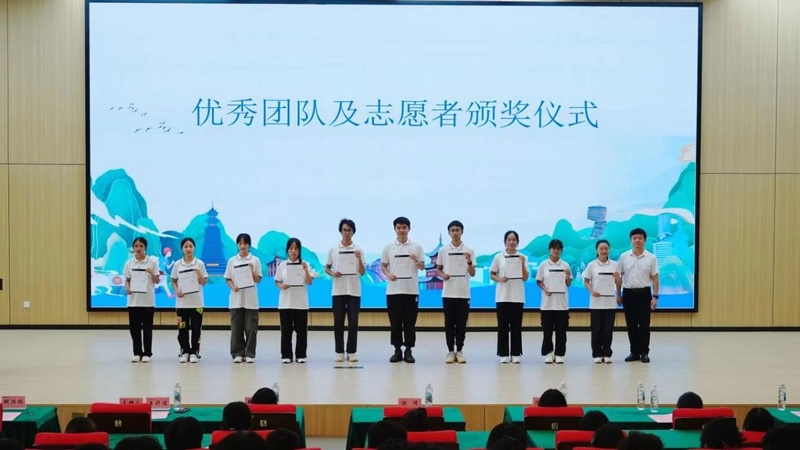 群医学试点项目优秀“小青卫”志愿者颁奖仪式。